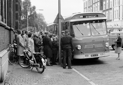 126977 Afbeelding van het vertrek per autobus van een groep schoolkinderen naar een vakantiekamp te Oldebroek, ter ...
